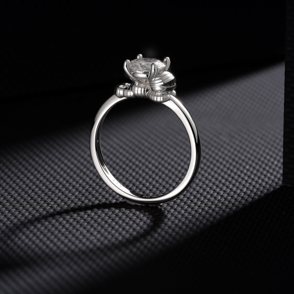 Gnoce Mummy Embraces Moissanite Round Cut Ring_7