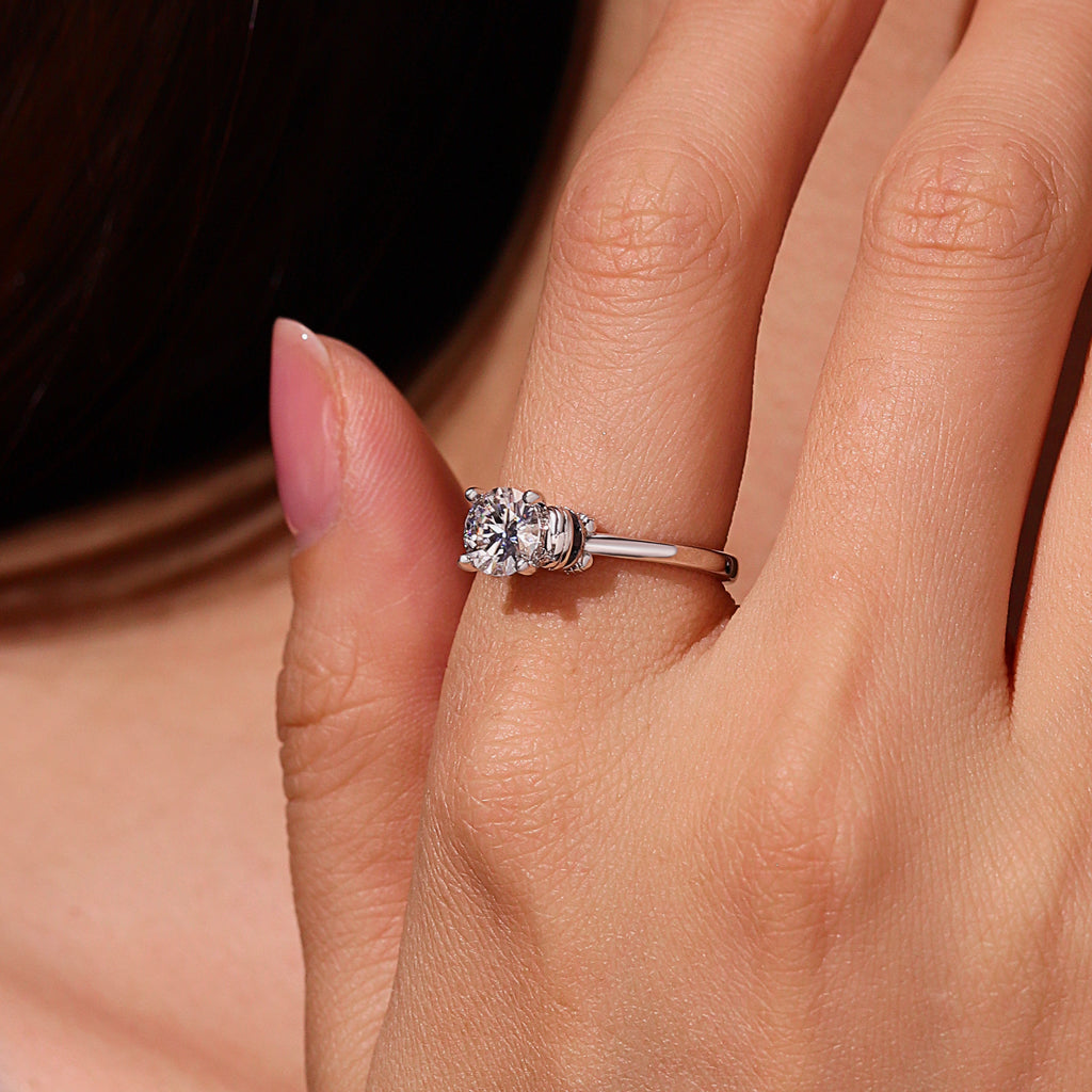Gnoce Mummy Embraces Moissanite Round Cut Ring_8