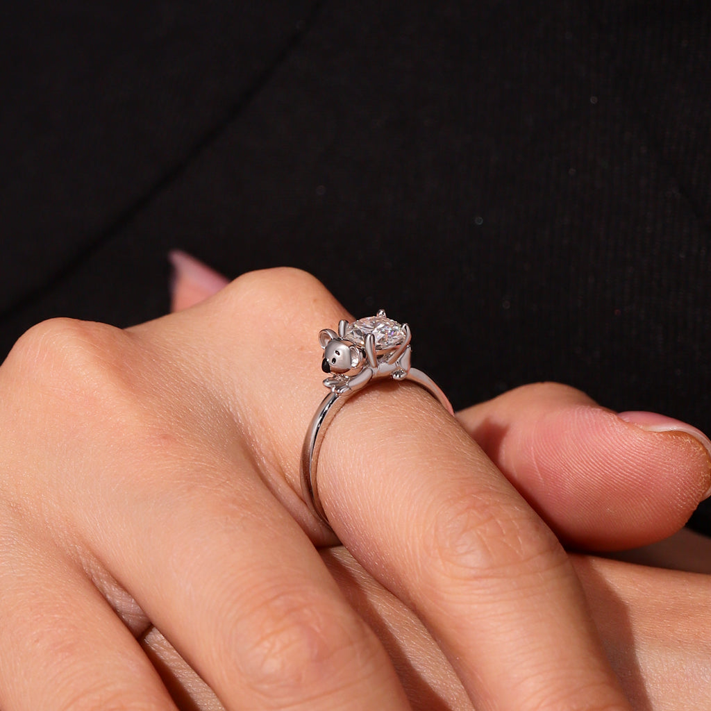 Gnoce Koala Embraces Moissanite Round Cut Ring_9