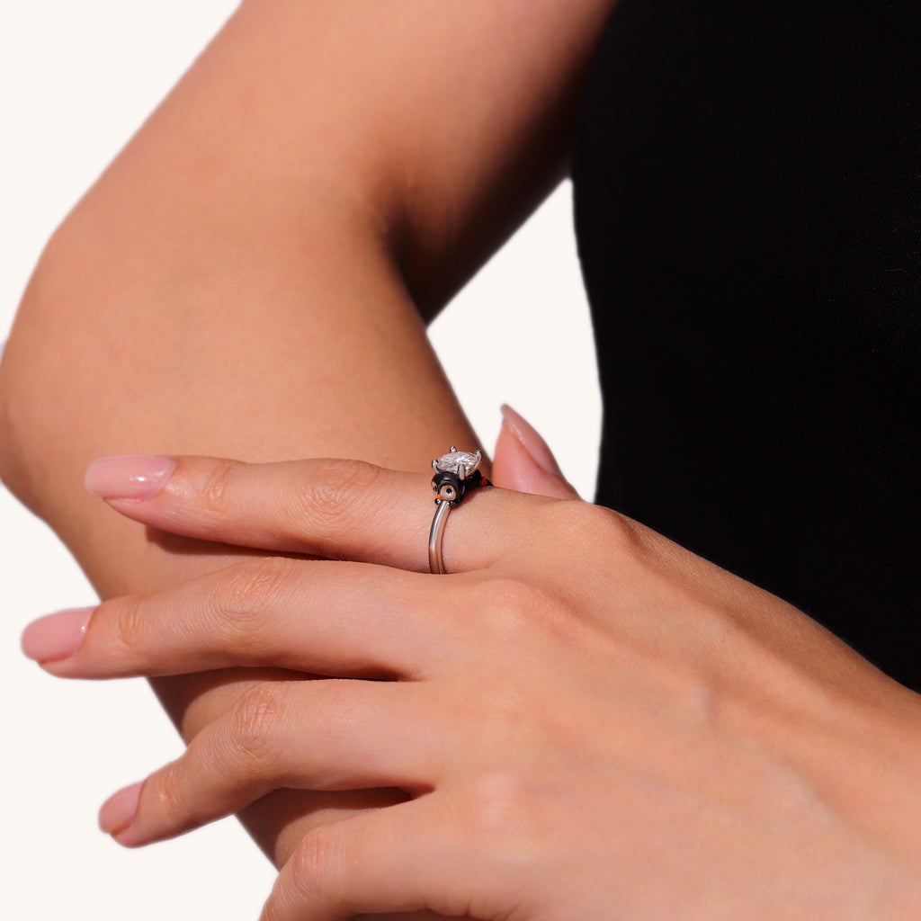 Gnoce Penguin Embraces Moissanite Round Cut Ring_8