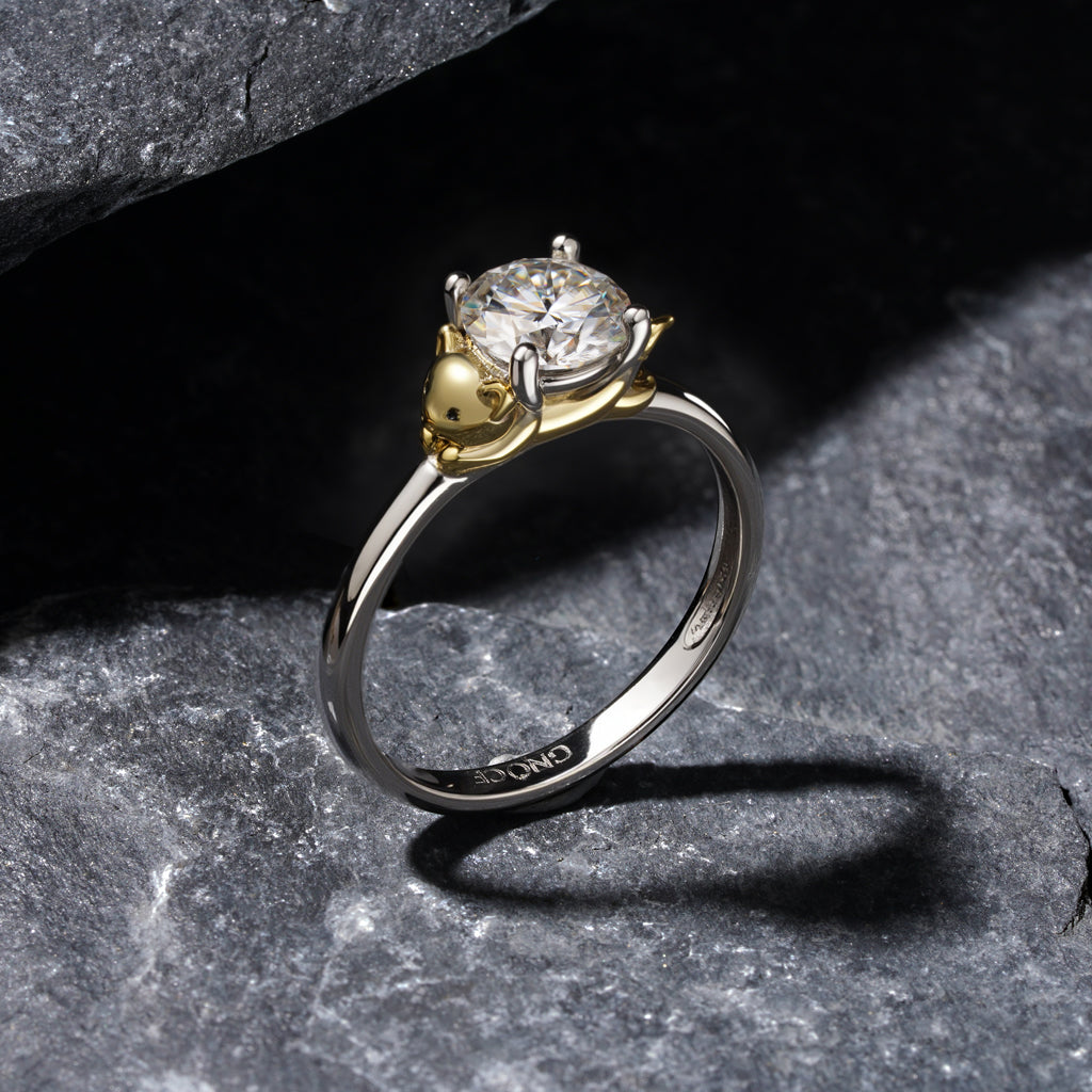 Gnoce Playful Golden Pig Embraces Moissanite Round Cut Ring_7
