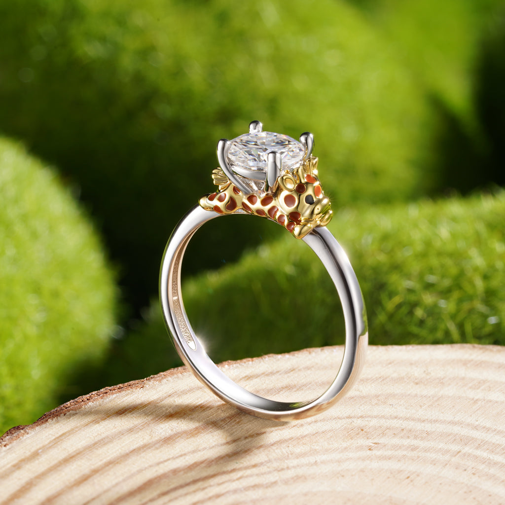 Gnoce Giraffe Embraces Moissanite Round Cut Ring_7